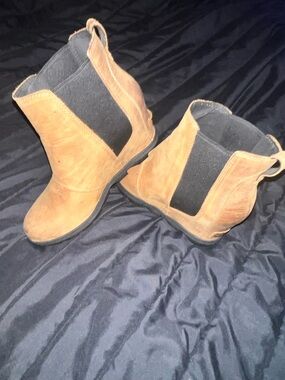 Sorel Tan Suede Chelsea Ankle Boots with Black Elastic Panels